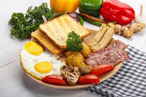 Anglais petit déjeuner avec griller, Oeuf et saucisses photo