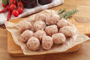 boulettes de poulet cru pour la cuisson photo