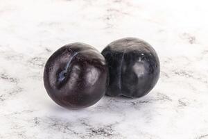 deux mûr sucré noir prunes photo