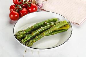 bouilli asperges dans le assiette photo