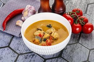 traditionnel Jaune thaïlandais curry avec poulet photo