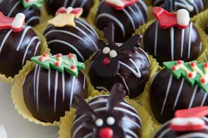 boules de chocolat arbre de noël bonhomme de neige cerf. photo