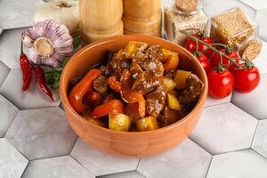 fait maison du boeuf hongrois Goulache avec Patate photo