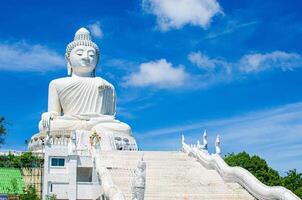 naga escaliers en haut à une gros Bouddha sur Haut de le nakkerd collines dans Phuket, Thaïlande. photo