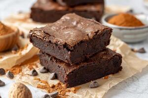 deux Brownies empilés sur Haut de chaque autre avec une saupoudrer de Chocolat frites photo