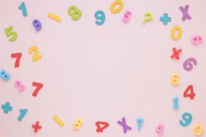 Cadre de lettres de chiffres mathématiques colorés avec vue de dessus de l'espace de copie photo
