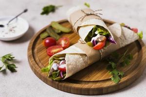 sandwich kebab arabe planche de bois vue haute