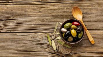les olives mélangent une cuillère en bois avec un espace de copie