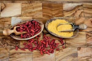 baies de goji séchées sur bois d'olivier photo