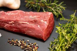 du boeuf steak filet avec herbes et épices photo