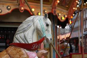 cheval de carrousel et lanternes de fête foraine sur le marché de noël. photo