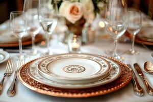 une dîner assiette et coutellerie pour une mariage à une luxe Hôtel La publicité nourriture la photographie photo