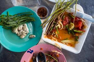 divers thaïlandais thaïlandais mer nourriture après manger sur table photo