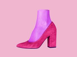 rose chaussure, talon pied porter. femelle chaussure avec violet collants, chaussette. marrant photo