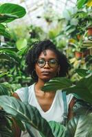 noir affaires femme dans une jardin centre entouré par verdure photo