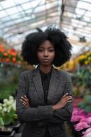 noir affaires femme dans une jardin centre entouré par verdure photo