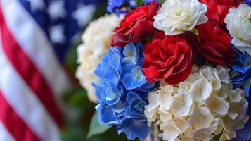 indépendance jour, le Quatrième de juillet patriotique Contexte avec américain drapeau et magnifique hortensia fleur bouquet dans rouge bleu blanc photo