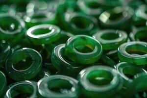 une pile de vert jade anneaux. jade photo