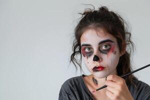Halloween journée concept. Jeune femme Faire certains spécial effets maquillage isolé sur blanc Contexte photo