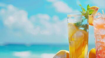 rafraîchissant été les boissons par le plage. photo