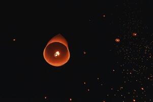 le beauté de le lanternes flottant dans le ciel pendant le yi peng Festival et le flottant lanterne Festival dans chiang mai province, Thaïlande. photo