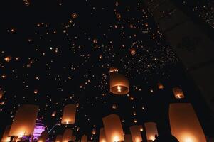 le beauté de le lanternes flottant dans le ciel pendant le yi peng Festival et le flottant lanterne Festival dans chiang mai province, Thaïlande. photo