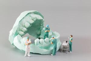 miniature gens ,un dentiste affichage dentaire des modèles et plâtre orthodontique des modèles photo