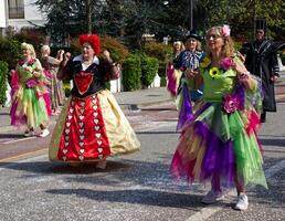 abano terme Padoue Italie avril 7, 2024 abano rue carnaval, vivre un événement avec carnaval défilés, musique, danse, et divertissement pour tout âge. gens dansant dans le rue. photo