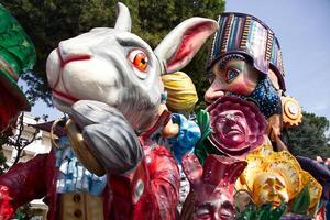 abano termes, Padoue Italie avril 7, 2024 abano rue carnaval, vivre un événement avec carnaval défilés, musique, danse, et divertissement pour tout âge. Alice carnaval flotter. photo