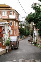 Istanbul, dinde - janvier 12, 2023. petit méditerranéen village rue avec traditionnel brique bâtiments. photo