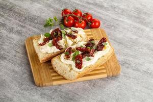 Bruschetta avec strachatelle et sec tomate photo