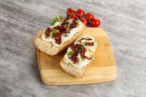 Bruschetta avec strachatelle et sec tomate photo