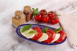 italien caprese salade avec mozzarella photo