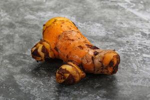 Frais curcuma racine pour cuisine photo