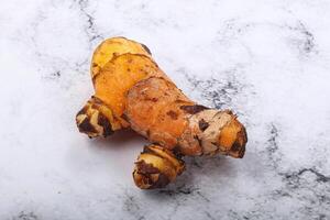 Frais curcuma racine pour cuisine photo