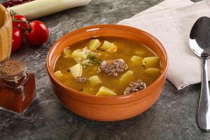 soupe avec du boeuf boulette de viande et des légumes photo