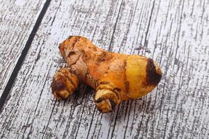 Frais curcuma racine pour cuisine photo