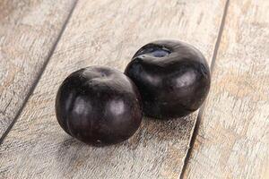 deux mûr sucré noir prunes photo