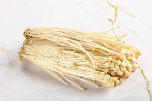 savoureux brut enoki champignon tas photo