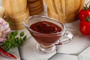 savoureux barbecue sauce dans le bol photo