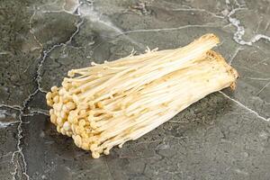 savoureux brut enoki champignon tas photo