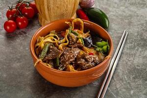 asiatique wok avec nouille, des légumes et du boeuf photo