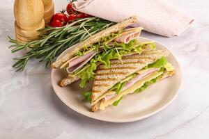 fait maison club sandwich avec jambon et fromage photo