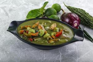 thaïlandais vert curry avec crevette photo