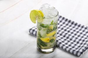Mojito cocktail avec citron vert et Rhum photo