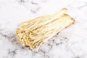 savoureux brut enoki champignon tas photo