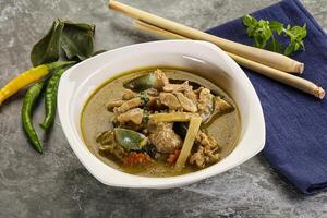 thaïlandais vert curry soupe avec basilic photo