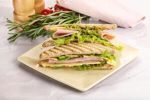 fait maison club sandwich avec jambon et fromage photo