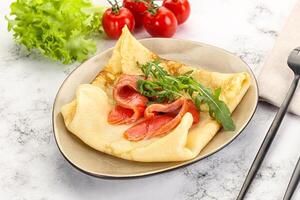 russe crêpe avec Saumon poisson photo