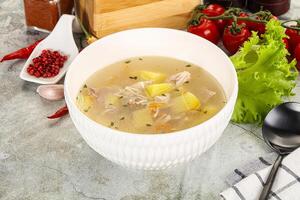 fait maison poulet soupe avec des légumes photo